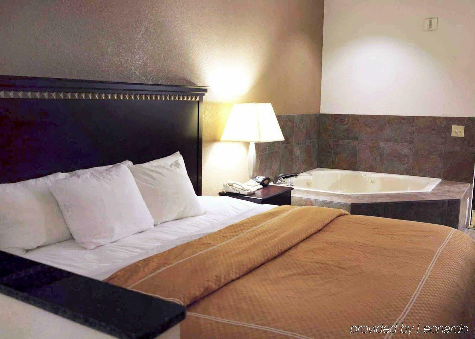 Quality Suites Burleson - Ft Worth Bilik gambar